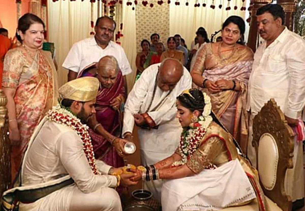 marriage pics of Nikhil Gowda and Revathi