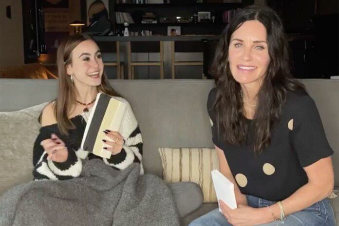 Coco-and-Courteney-Cox-playing-game-696x464.jpg (696×464)