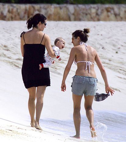 Little Coco Arquette With Her Mother Courteney Cox And Her Godmother Jennifer Aniston On Beach While Having Fun