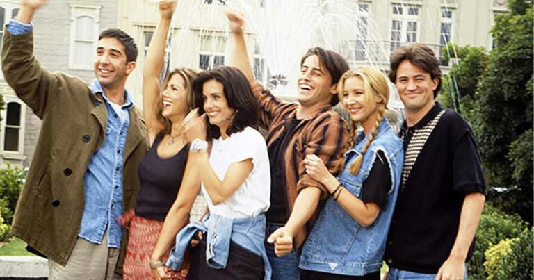 25 Unseen & Funny Pictures From FRIENDS Sets Filled With Love