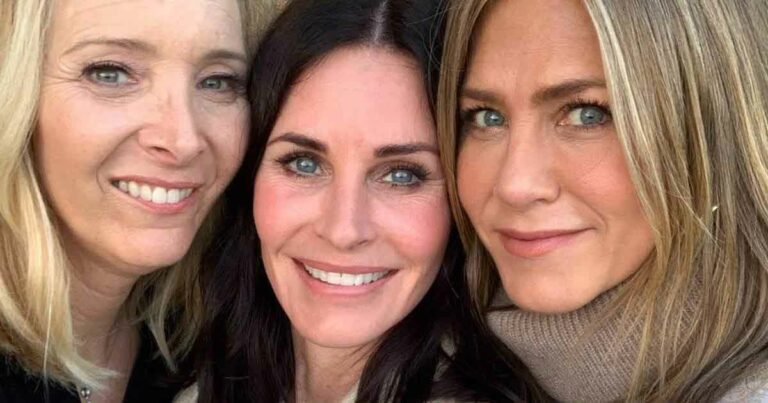 12 FRIENDS Scenes Recreated Beautifully By Fans