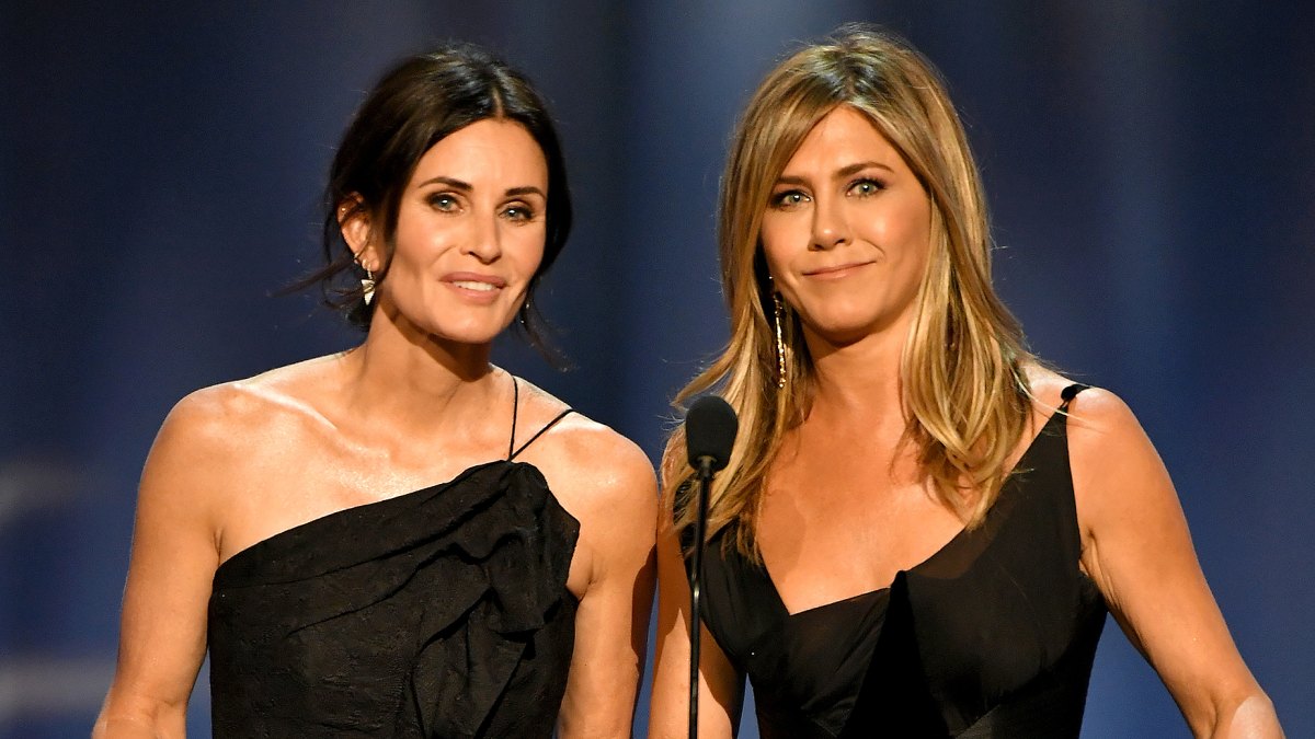 courteney cox and jennifer aniston sharing important moments in life